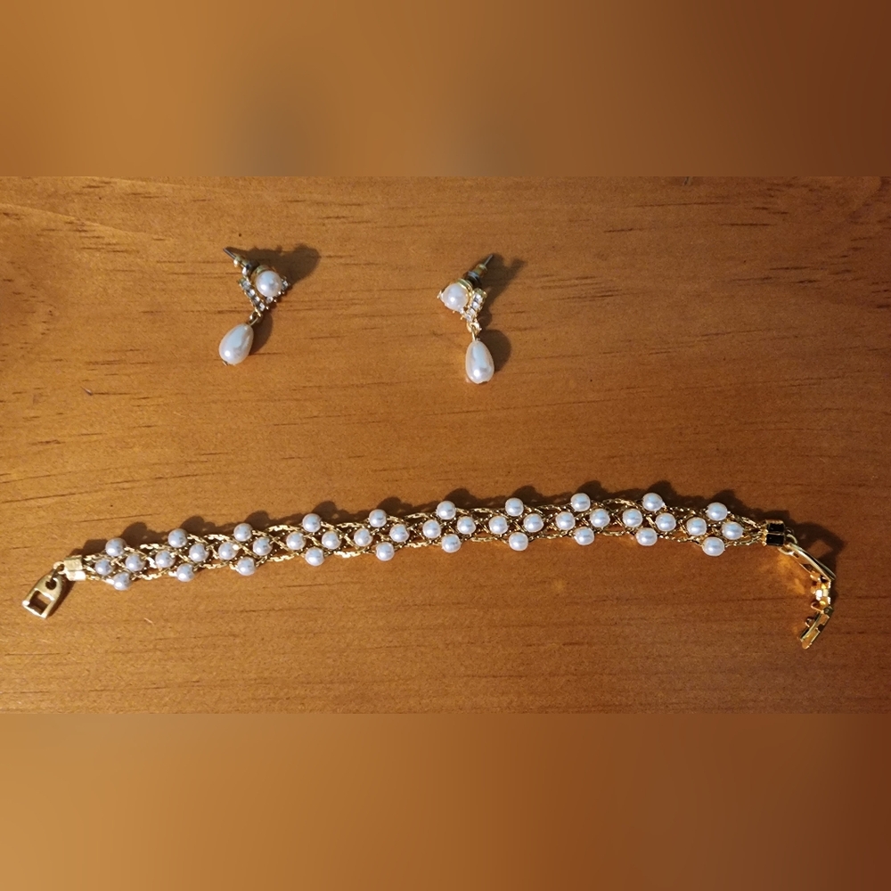 Elegant Gold and Pearl Jewelry Set - Picture 5 of 10